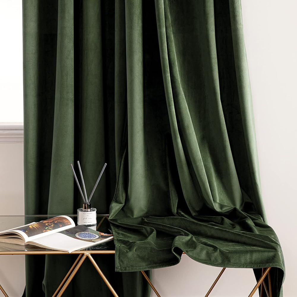 Woaboy Rideaux Occultant Thermique Salon Rideaux et Draperies Chambre Double Velours Panneaux de Rideau Intérieurs Isolant Anti Chaleur/Froid à Oeillets Extensible Lot de 2, 140x200cm Vert Olive : Cuisine et Maison