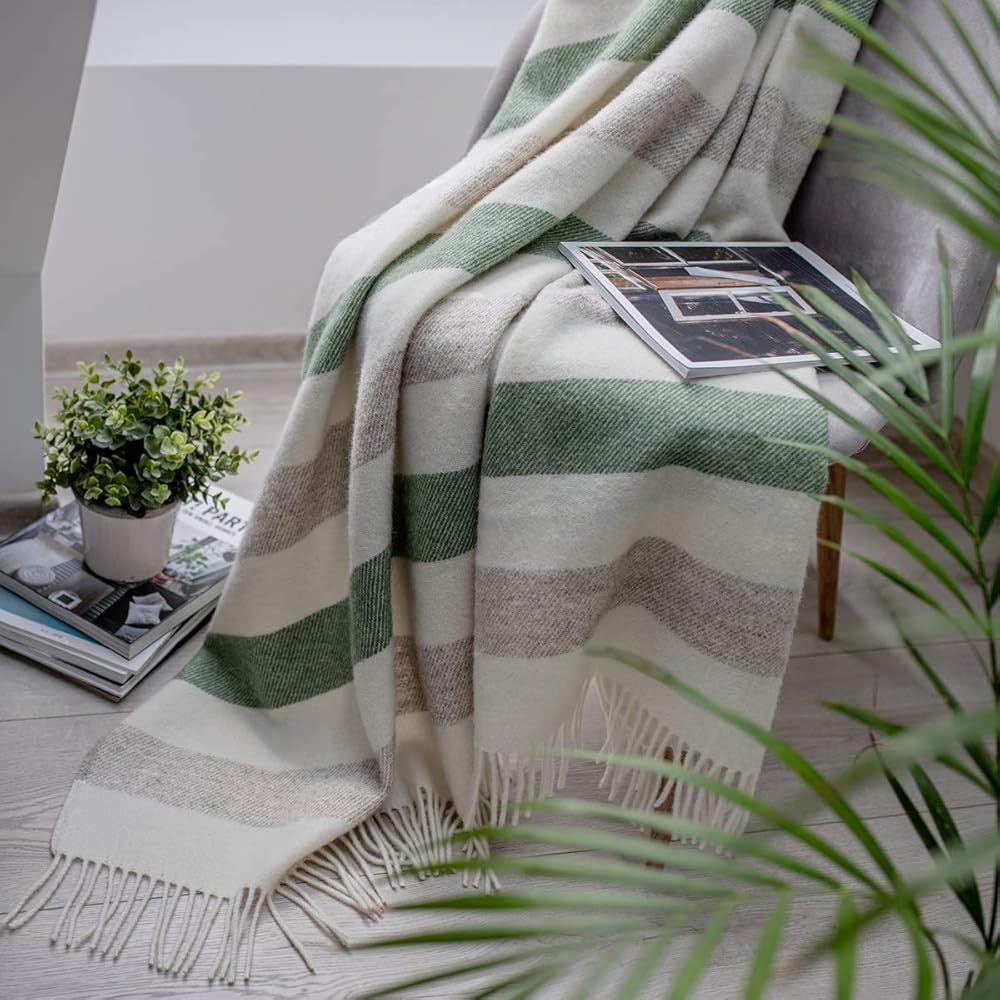 Linen &amp; Cotton Couverture Rayée en Laine Douce de Qualite Malmo - 100% Pure Laine de Nouvelle-Zélande, Agave Vert Blanc Beige (140 x 200 cm) Plaid Couvre-Lit Jete de Canape ou Fauteuil Laine d'agneau : Cuisine et Maison
