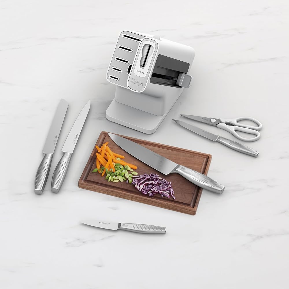 Ninja StaySharp Ensemble de couteaux 6 pièces en acier inoxydable avec aiguiseur intégré, ciseaux de cuisine et couteaux de chef, à trancher, à pain, tout usage et d'office, blanc, K62006EUWH : Cuisine et Maison