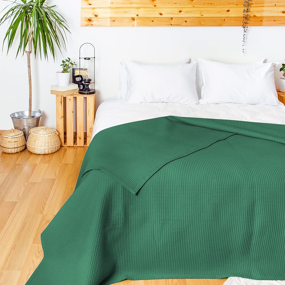 LAYNENBURG Couvre-lit 220 x 240 cm XXL - Piqué gaufré 100% Coton - Couverture légère pour l'été - Couverture en Coton pour Le lit, Le canapé - Couverture aérée pour Le canapé (Vert foncé) : Cuisine et Maison