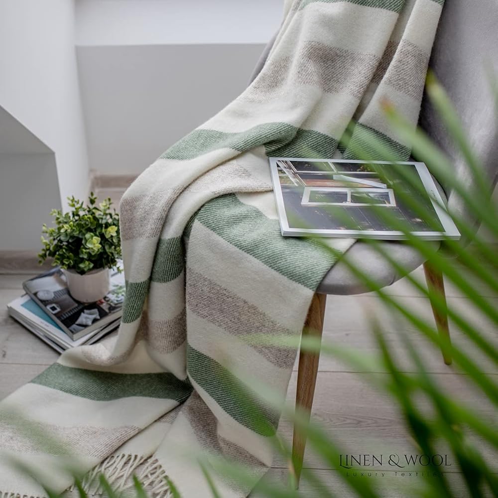Linen &amp; Cotton Couverture Rayée en Laine Douce de Qualite Malmo - 100% Pure Laine de Nouvelle-Zélande, Agave Vert Blanc Beige (140 x 200 cm) Plaid Couvre-Lit Jete de Canape ou Fauteuil Laine d'agneau : Cuisine et Maison