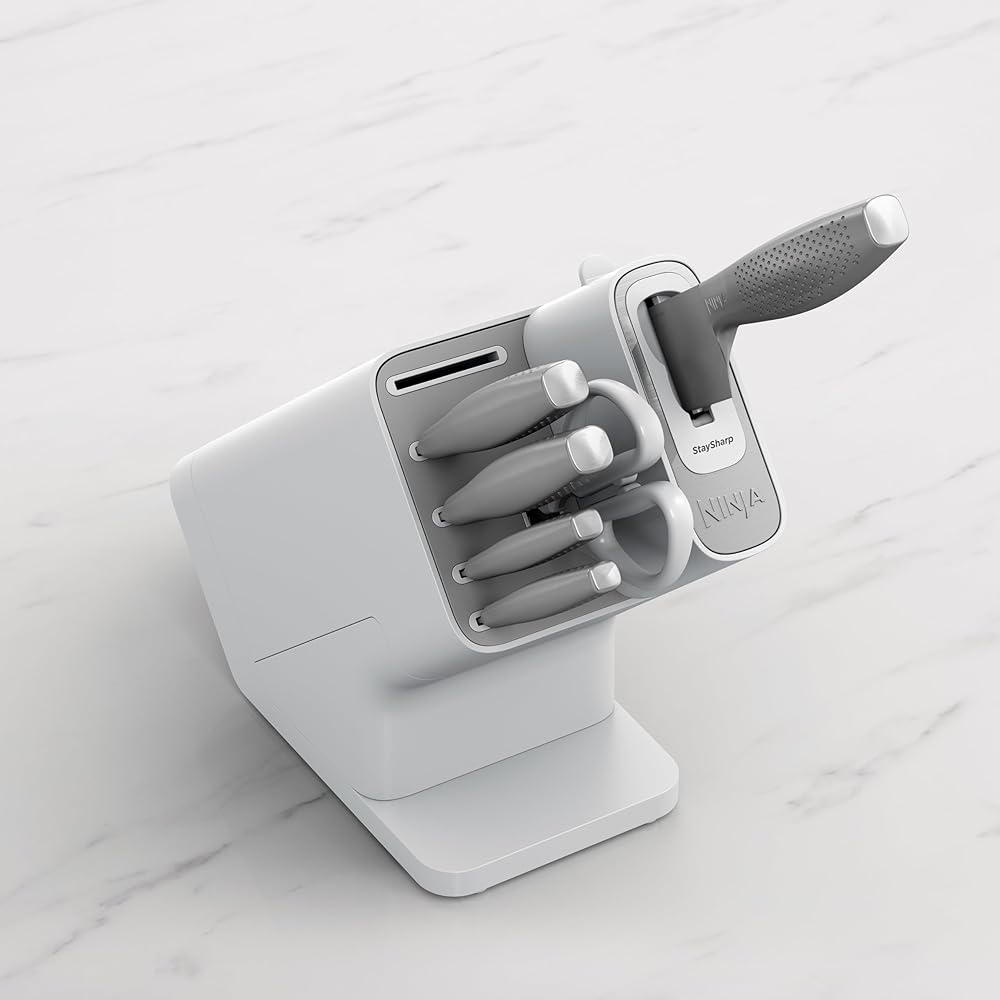 Ninja StaySharp Ensemble de couteaux 6 pièces en acier inoxydable avec aiguiseur intégré, ciseaux de cuisine et couteaux de chef, à trancher, à pain, tout usage et d'office, blanc, K62006EUWH : Cuisine et Maison