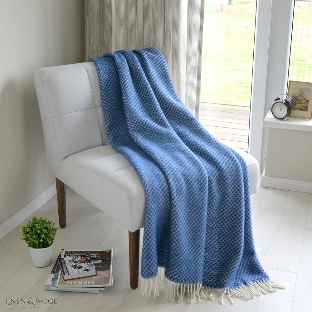 Linen &amp; Cotton Couverture en Laine Douce de Qualite Sofia avec Franges - 100% Pure Laine de Nouvelle-Zélande, Bleu (130 x 170 cm) Plaid Canape Femme Homme en Laine Vierge Décoration de Votre Chambre : Cuisine et Maison