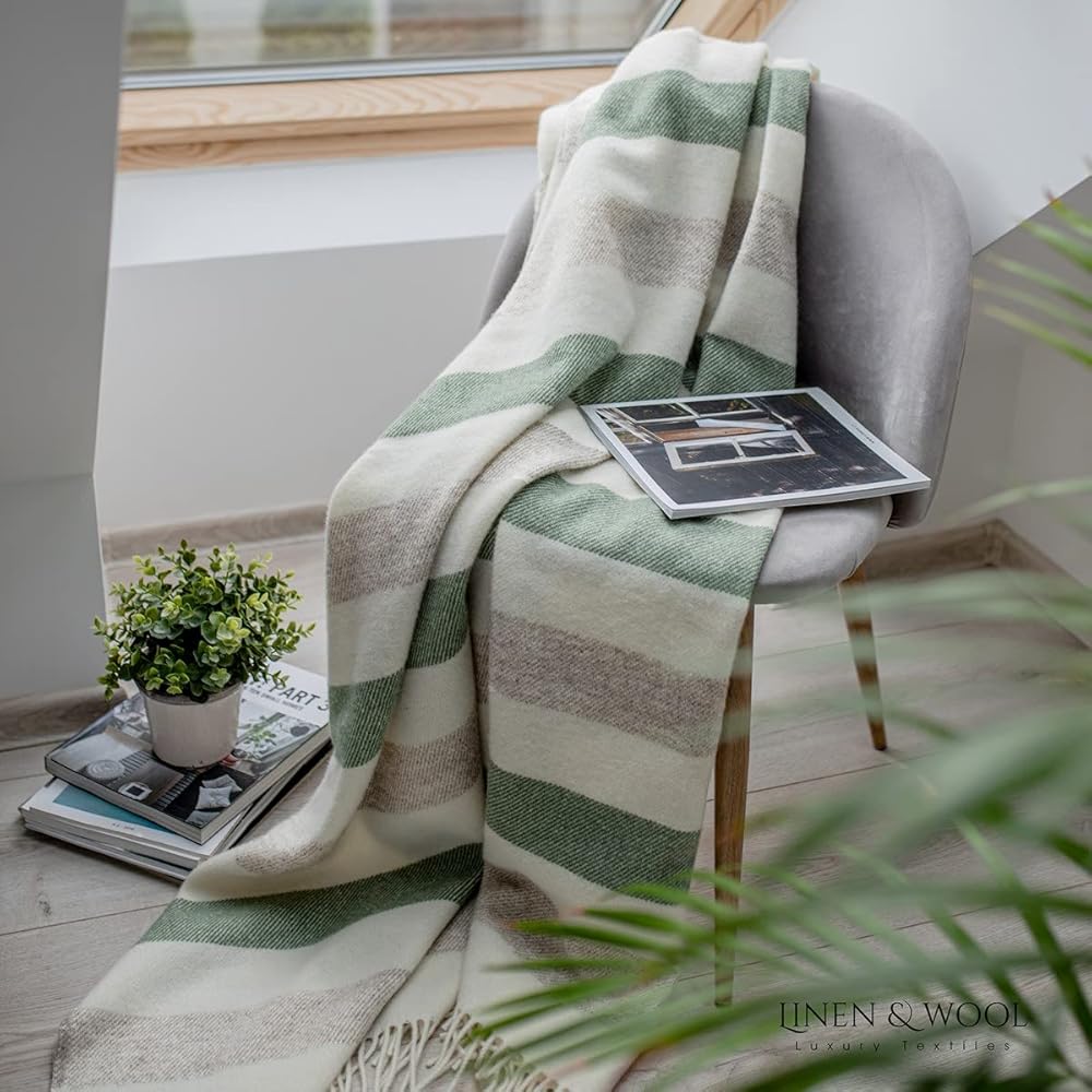 Linen &amp; Cotton Couverture Rayée en Laine Douce de Qualite Malmo - 100% Pure Laine de Nouvelle-Zélande, Agave Vert Blanc Beige (140 x 200 cm) Plaid Couvre-Lit Jete de Canape ou Fauteuil Laine d'agneau : Cuisine et Maison