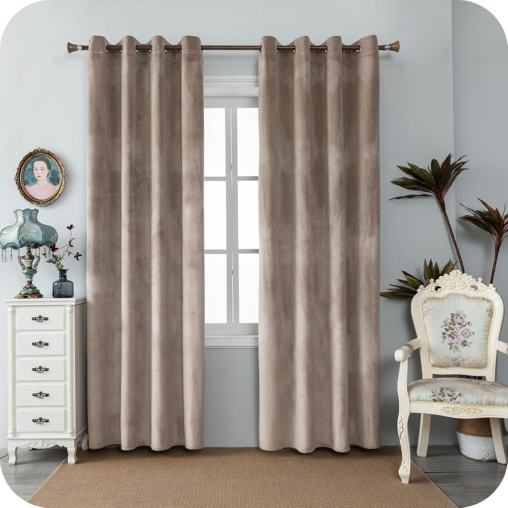 GIRASOLE HOME Paire de rideaux Adélaïde doux occultants thermiques en velours 2 panneaux de 140 x 220 cm avec œillets, taupe : Cuisine et Maison