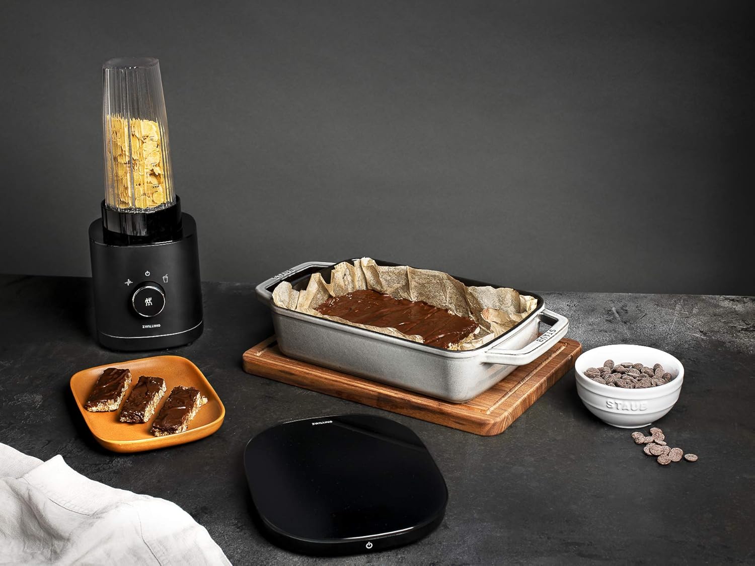 ZWILLING ENFINIGY Balance Digitale avec Écran LCD, Rechargeable via Câble USB, Pèse jusqu’à 10 kg, Noir : Cuisine et Maison